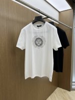 Dg 高端定制 25春夏新品印花圆领打底短袖T恤，正面胸前缀饰品牌字母设计，打造男士基本款单品，为男士衣橱注入新意。采用柔软棉质双面针织长绒棉+莫代尔棉面料制成