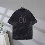 b133# 市场顶级品质 Balenciaga 巴黎世家2025Ss 前后比特币双B泥染做旧印花短袖T恤 印花采用进口椭圆机胶浆工艺 市场顶级的质量 官网品质