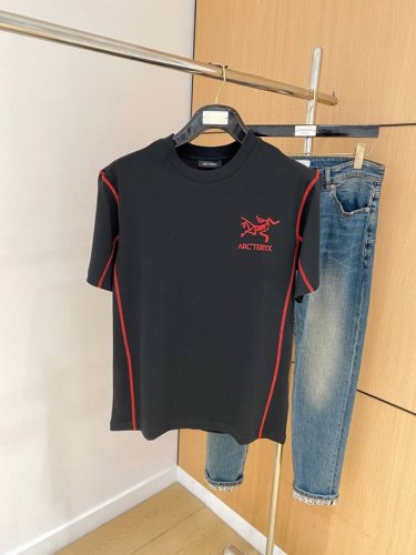 始祖鸟2025春夏新款男女同款短袖T恤，最新款全网独家首上！！~既经典有时尚百搭，谁不爱啊，将经典再次展现，非常的耐看，自带低奢光环与辨识度！传统的品牌理念和现
