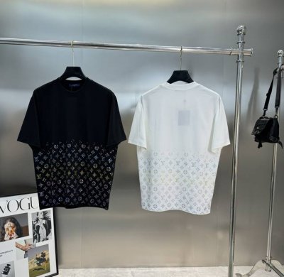 驴牌*25S春夏新品T恤.男女同款！Lvlogo标识立体渐变烫钻工艺，后幅印花相呼应。260G纯棉面料.柔软舒适.三标齐全！颜色：黑色.白色.欧码：S-Xl 1
