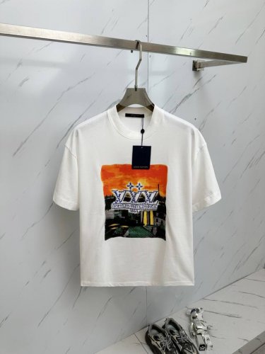 lv 2025Ss夏季最新品，专柜同步有售，原单狠货，时尚休闲圆领短袖T恤，上身舒适！吸睛而有亮点，采用进口原版面料，顶级工艺字母图案Logo，简单而不失时尚，