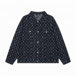 上新： 款号：B903 Louis Vuitton 路易威登Lv满印提花情侣款牛仔夹克外套 1面料采用定制原版牛仔布料，布面纹理清晰 质地柔软不是挺括 耐磨耐穿