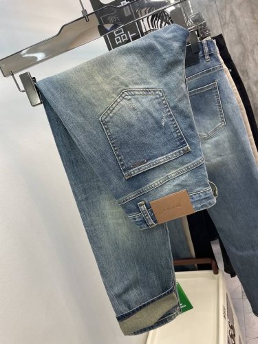 ysl 圣罗蓝 25男士经典水洗蓝牛仔裤在一众重工牛仔中这绝对是最基础的一个款没有过于复杂的工艺噱头干干净净简简单单的类型，经典的小直筒版型，基础的牛仔蓝调，把