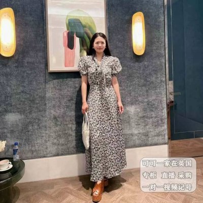 Miumi* 新款碎花泡泡袖连衣裙 V领飘带设计 优雅大方得体 单色三码Sml
