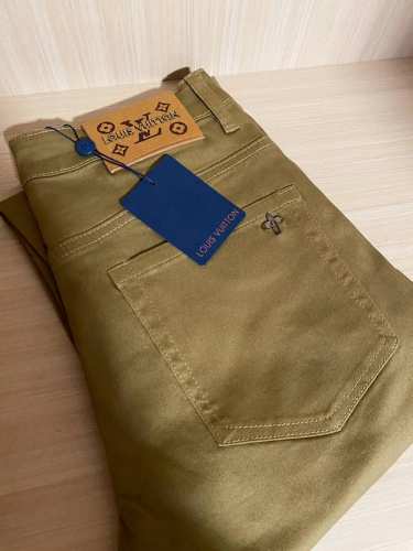 驴牌 25Ss新款牛仔裤取材日本水洗丹宁布，以别致阔腿廓形轻松点亮各式造型。醒目明线、后袋 1V 标识刺绣，以及票袋和腰部的正绒面革贴饰一道印证品牌精湛匠艺。
