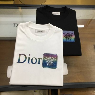 新品潮牌 Dio... 2025新款潮牌短袖T恤 版型微阔 意大利时尚界的宠儿！ 男士短袖！材质用料讲究的同时 整体的设计颇具时尚感 今天推荐他家百搭经典款 胸