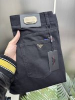 p200 阿玛尼 春夏最新品牛仔裤出入专卖店无压力 专柜热销款 品味与价值共享 身穿着非常舒适 低调不失奢华 穿出去非常有档次,裤型款式和裁剪亦无需多言 上身精