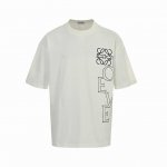 loewe 罗意威 25Ss 镂空字母印花短袖 面料采用定制240G 26支特滑双股精棉平纹高密无尘全棉布料。前幅高密度加厚，走线平整，代工品质，全套定制辅料。