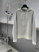 Dio 新品拉链帽衫 整套衣服的版型，挺括有型，搭配Logo点缀 做工任何瑕疵，进口高密度天丝加莱赛尔加针织面料，双面针织里外一致，手感极为亲肤舒适 摸上去非常