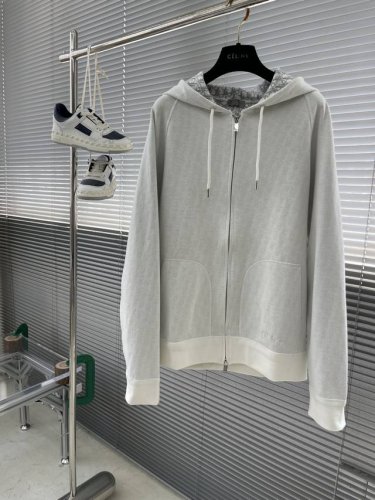 Dio 新品拉链帽衫 整套衣服的版型，挺括有型，搭配Logo点缀 做工任何瑕疵，进口高密度天丝加莱赛尔加针织面料，双面针织里外一致，手感极为亲肤舒适 摸上去非常