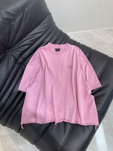 balenciag*圆领破洞印花 定制Yb原生全棉材质 透气舒适 质感十足 宽松落肩T恤裁剪 凸显品牌格调 采用克重纯棉制成 略带有弹力 呈现显瘦视觉效果 正面