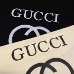 古驰Gucci 经典款双G大Logo短袖 穿上就是舒适自在 减龄又显瘦的存在，慵懒而随性，结合干净简单的色系就特别耐看，适合日常穿着～复古标识 显得格外耀眼。