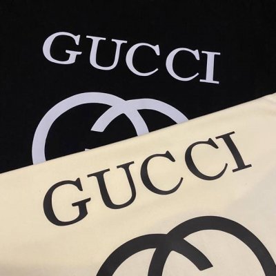 古驰Gucci 经典款双G大Logo短袖 穿上就是舒适自在 减龄又显瘦的存在，慵懒而随性，结合干净简单的色系就特别耐看，适合日常穿着～复古标识 显得格外耀眼。