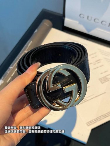 古驰Gucci男士双头双扣腰带套盒 官网同款 全套包装 代购小票+卡片+包装盒+手提袋 送人自留绝佳牛皮皮质 质感非常好 颜色和双扣头搭配也是浑然一体 特别好看