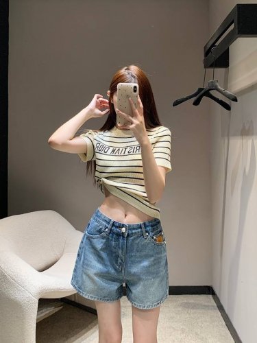 款号G25042518 Louis*驴家Lv新款高端定制、鹿皮绒徽标装饰后臀口袋刺绣Logo时尚百搭高腰牛仔短裤！蓝色， M码：腰围70，裤长34