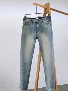 dior Homme 迪奥 桀傲 2025Ss早春新品 高级时装感 满印洗水牛仔裤 面料很特殊 超细精仿棉纱混纺 超柔舒适感 具备牛仔随性感 ,休闲感 , 亦有