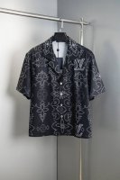 驴家定位花型短袖衬衫 整件采用直喷定位花型设计，每一件都是激光对位裁剪，贝母金属钮扣，内里全部包边 码数：Xs S M L