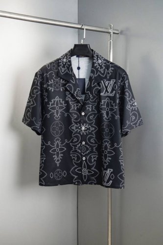 驴家定位花型短袖衬衫 整件采用直喷定位花型设计，每一件都是激光对位裁剪，贝母金属钮扣，内里全部包边 码数：Xs S M L
