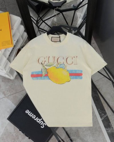 古驰 Gucci比得兔系列柠檬兔印花圆领短袖T恤 款号：886 原版面料官方同款短袖T恤 定制280 克同缸染面料手感非常舒服 春夏最新砖柜同步时尚又个性超级百