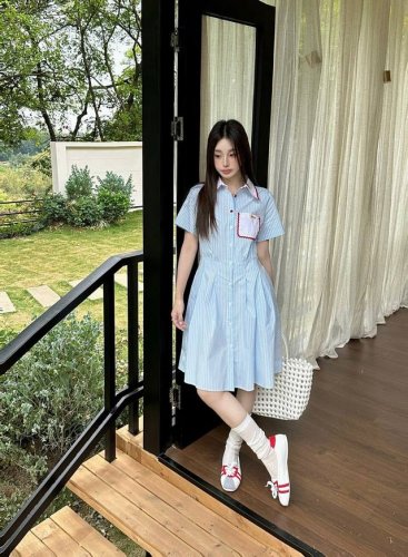 上新 Gucci 古驰 25Ss新款条纹收腰连衣裙条纹府绸料连衣裙 翻领版型 波浪拼色织带点缀 设计感满满 上身超有少女感 颜色：蓝色 码数：Sml S码推荐：
