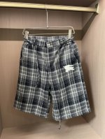 Burberry 2025春夏 尽显经典英伦格调。格纹元素是品牌标志性设计，灰黑格纹沉稳内敛，腰部金属纽扣与调节带设计，增添复古韵味与实用性。品牌专属标识精致绣