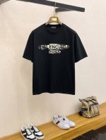 Ss巴黎世家纯棉最新面料经典标识图案Logo时尚简约潮流短袖，最顶级的品质专柜原单短袖，顶级制作工艺进口面料，专柜款独特设计，采用进口高端订制面料。官网在售！面
