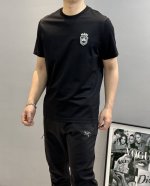 d&G杜嘉班纳25S夏季圆领短袖，原单品质推荐！高级3D绣花.精致立体.高感满满～采用定制190G丝光棉面料，上身后的轻盈感很强，丝滑亲肤柔软的质地具备出色的透