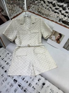 gucci*2025夏季新款 翻领短袖连体短裤 整体提花面料 轻奢感十足 搭配本布包条腰带 纽扣 精致度拉满 颜色清新非常适合夏季穿搭 质感极佳 两色Sml