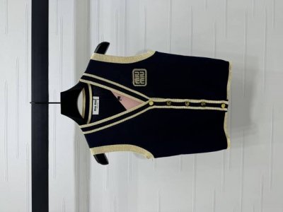 上新原单高端品质 Miumi*2025春夏最新系列 撞色 领针织马甲 定制Yb羊毛针织材质 柔软舒适 V领马甲剪裁 领口袖口螺纹包边 细致柔软 胸前品牌微标加持