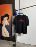 芬迪2025春夏新品短袖T恤，一比一原版印花.三标齐 ！简约百搭款。纯棉面料.穿着透气舒适！黑白两色 微阔版型.男女同款！码数：M-Xxl M码可以穿到140斤