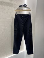 louis Vuitto*2025新品上架 口袋修身长裤 定制Yb进口醋酸材质 质感光泽 贴肤舒适 高腰修身长裤剪裁 利用多重口袋与翻盖造型 增添工装休闲时尚感