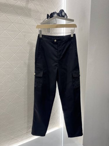 louis Vuitto*2025新品上架 口袋修身长裤 定制Yb进口醋酸材质 质感光泽 贴肤舒适 高腰修身长裤剪裁 利用多重口袋与翻盖造型 增添工装休闲时尚感