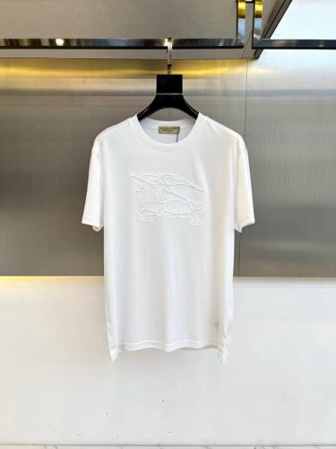 bur巴宝莉、2025新款男士战马徽标Logo重工线绣短袖T恤。挨针是刺绣中用于填充细长弯曲线条的针法，通过密集排列的针迹形成流畅线条，具有覆盖性强、线条生动、