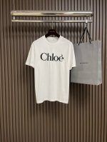 Chloe 2025Ss春夏新品字母Logo装饰修身T恤 纯棉面料穿着舒适 修身合体版型上身巨显瘦 不管是内搭或者外穿都很好看 万能百搭单品 印花工艺字母吸睛好