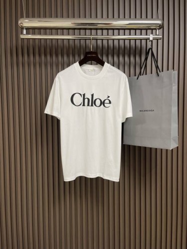 Chloe 2025Ss春夏新品字母Logo装饰修身T恤 纯棉面料穿着舒适 修身合体版型上身巨显瘦 不管是内搭或者外穿都很好看 万能百搭单品 印花工艺字母吸睛好