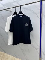 Prada 普拉达 2025Fw春夏新品圆领打底外穿T恤，立体感Logo微廓形半袖，活性纯棉打底T恤，棉，手感面糯有骨感，柔而有韧性。工艺处理，韧性和抗皱性能得