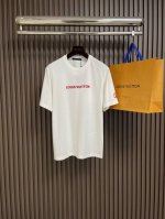 Lv 红色字母Logo短袖T恤，以其鲜明的色彩与简约而不失时尚感的风格，成为了众多潮流爱好者的共同选择。这款服饰采用了经典的红色字母元素，以简约线条勾勒出个性图