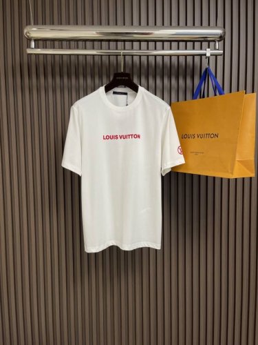 Lv 红色字母Logo短袖T恤，以其鲜明的色彩与简约而不失时尚感的风格，成为了众多潮流爱好者的共同选择。这款服饰采用了经典的红色字母元素，以简约线条勾勒出个性图