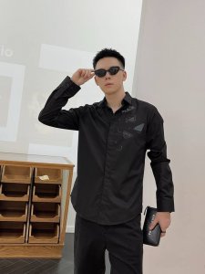 普拉达 专柜最新款男士必备款衬衫 100%天然棉 舒服透气 原单狠货 原版面料 柔软舒适 上身高端又奢华 足够场面的档次 这款衬衫无不骄傲的让你满意有面子 尺码