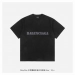 Balenciaga 巴黎世家 24Ss 大写模糊字母印花短袖 面料采用330克平纹32支双股双纱紧密赛络纺进口“福原”牌大圆机织造而成，双面做蚀毛无尘处理，