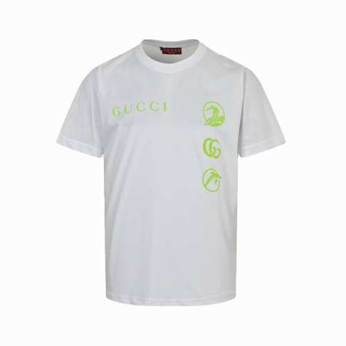 gucci 古驰 25Ss 冲浪荧光绿绒面印花短袖 亮眼的荧光绿元素格外吸睛 一侧印着醒目的 Gucc 字样 还有独特的图案和经典的双G标志 瞬间提升了整体的时