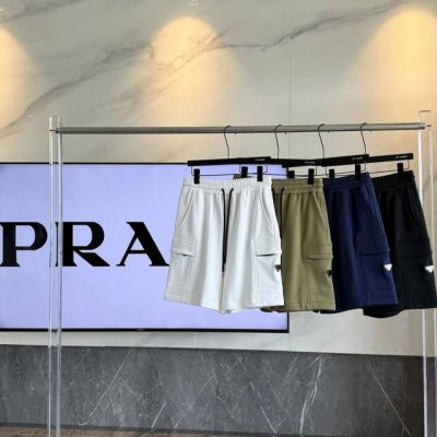 prada 普拉达家 刺绣针织短裤 几条短裤是夏日常备，但即使穿短裤也要有品，不能掉品味！这款就是你们的最佳选择，珍珠吊坠饰，时髦藏在小细节里面，应该会是你这个