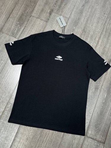 Balenciaga ：短袖T恤 工艺：刺绣 颜色：黑色 白色 码数：S~Xl 面料：精梳紧密棉盖棉280G 柔顺手感，做工细致。男女同款宽松版型！