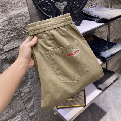 prada普拉达 卡其色工装阔腿裤 随性与实用的完美融合 温柔又沉稳的小色调 轻松就能营造出随性氛围 腰部的抽绳设计 方便调节 穿着无拘无束 两侧假口袋帽设计