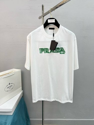 高品质 pra 25Ss胶印高工艺制作 经典配色T恤新品！！款式相当的青春活力，朝气澎湃！！新一季主打的小熊系列，采用一级印烫的高规格标准.色调过渡呈现的立体感