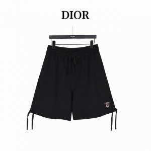 dior 迪奥 25Ss 1947刺绣字母刺绣裤腿飘带短裤 这款运动裤是春夏男装系列新品 承传以及这一具有历史意义的年份致敬 采用棉质起绒面料精心制作 腰头和裤