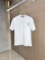 Lv 路易威登 2025春夏新款 圆领短袖 手绘印花 采用高克重320克双纱精梳棉面料 微宽松版型 面料手感柔软厚实 男女同款 颜色：黑 白 码数：Smlxlx