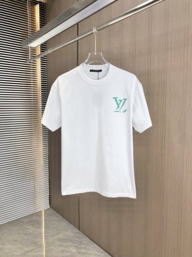 Lv 路易威登 2025春夏新款 圆领短袖 手绘印花 采用高克重320克双纱精梳棉面料 微宽松版型 面料手感柔软厚实 男女同款 颜色：黑 白 码数：Smlxlx