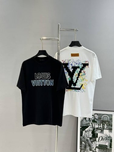驴牌*路易威登2025Ss春夏短袖上新，法国巴黎新桥限定款，32支双纱精梳紧密纺洗水定型250G纯棉面料，前幅厚版绣花重工磨砂手感，后幅色彩搭配绣花Lv绣花点缀