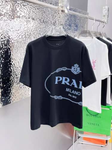 pra* 顶级货品2025春夏新款首发专柜最新款短袖圆领T恤 高端订制 设计前卫时尚！品牌Logo重工艺设计 高端定制260克面料.手感柔软.穿着舒适.专柜级别